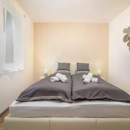 Grace Pine 1 * Boedapest